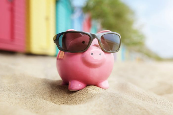 Tirelire cochon sur la plage 3 astuces pour respecter son budget en voyage !