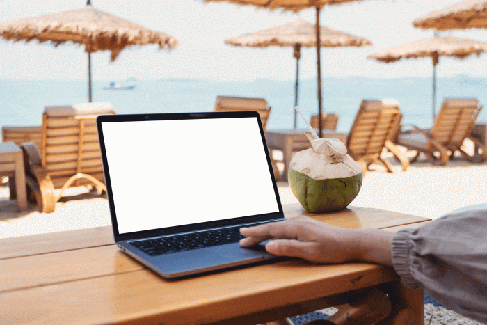 workation,-télétravail,-vacances Travailler au bord de la mer