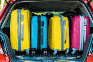 Bagages colorés dans une voiture