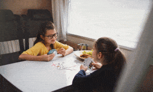 Enfants jouant aux carte dans un camping car