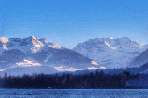 Montagnes enneigées des Alpes 