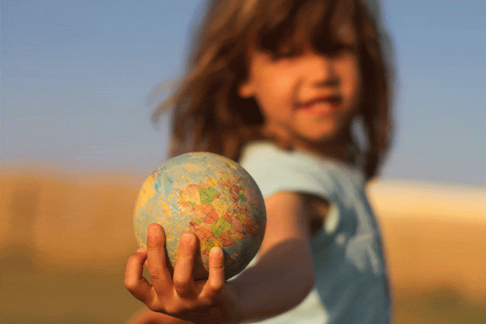 Protection-de-la-planète Petite fille tenant planète Terre