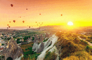 Montgolfières au dessus de la Cappadoce au coucher du soleil