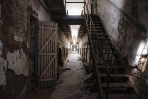 Couloir sombre de la prison abandonnée d'Eastern State aux États-Unis